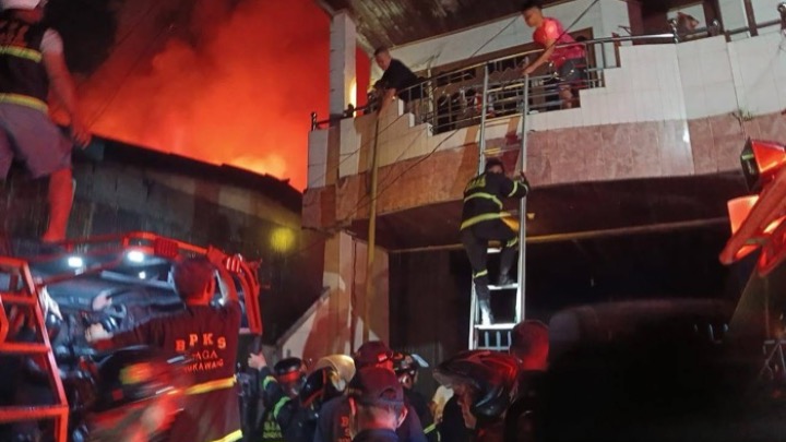 empat-ruko-di-singkawang-barat-terbakar-tim-damkar-bergerak-cepat-padamkan-api